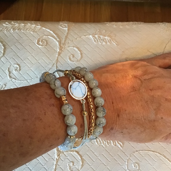 2xHP💝Boutique Howlite set of 4 beaded brac… - Picture 1 of 9